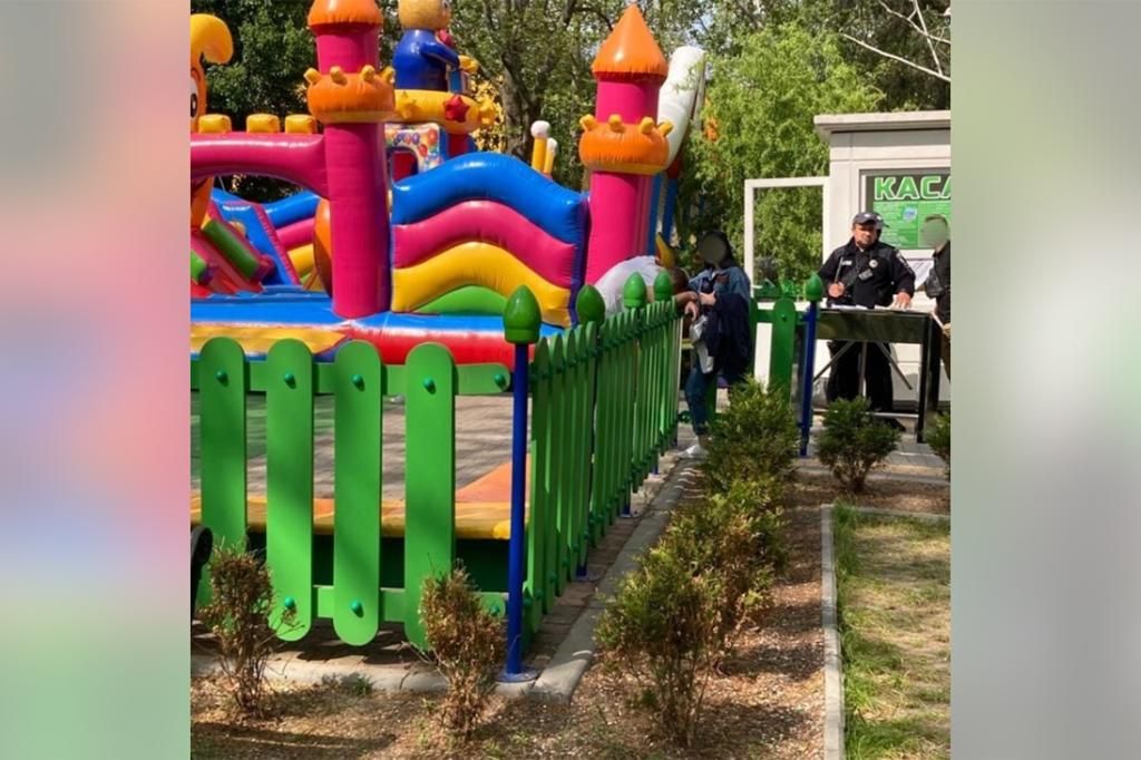 4-year-old accidentally strangles herself at amusement park while staff stared at phones: report