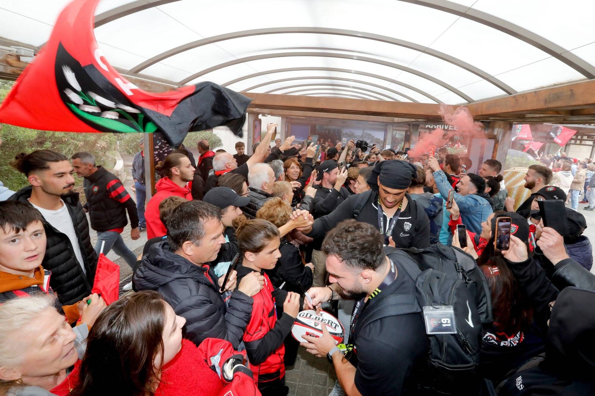 Les joueurs du RCT vainqueurs de la Challenge Cup accueillis en héros à l’aéroport d’Hyères-Toulon