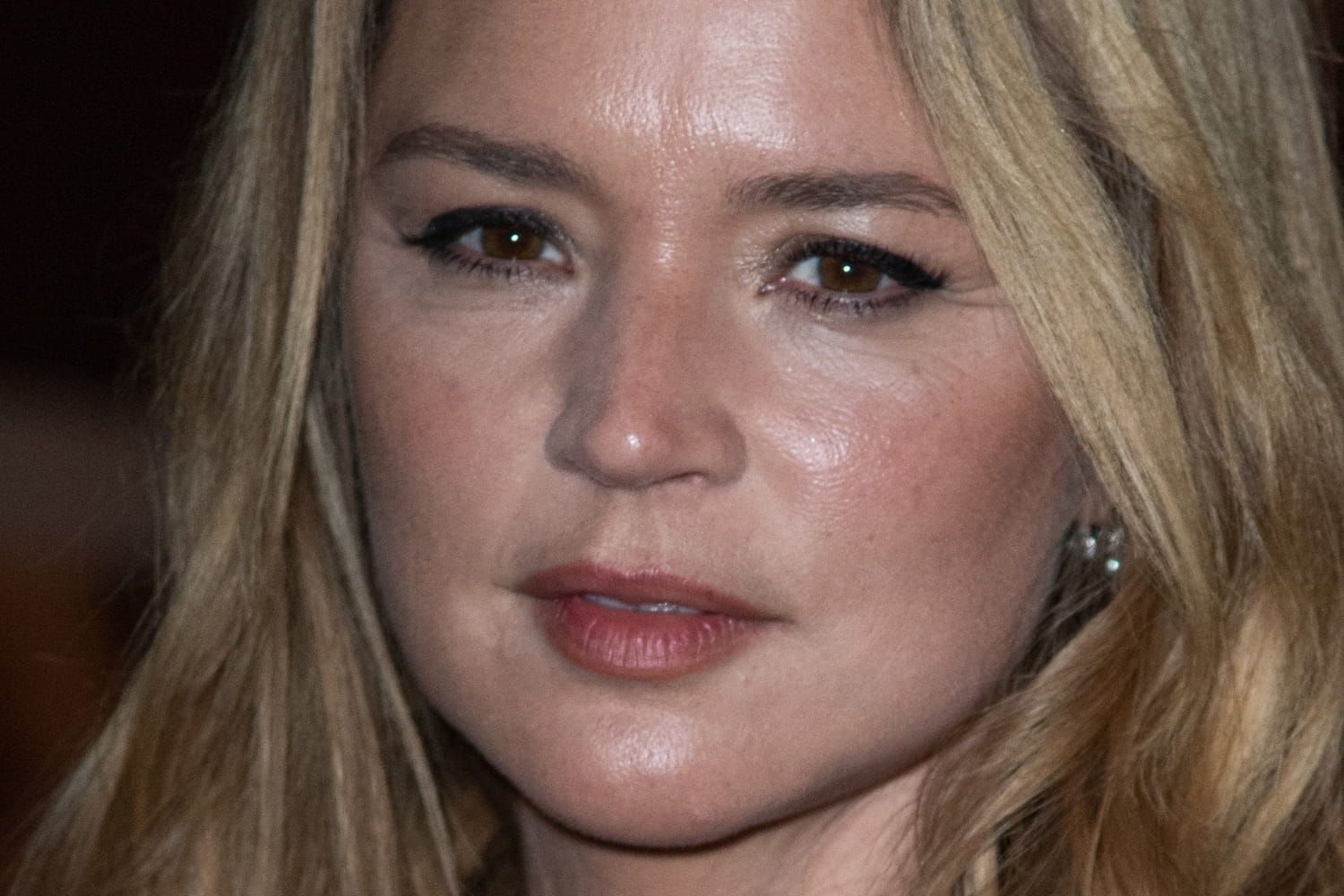 Virginie Efira pose enceinte dans une sublime tenue transparente