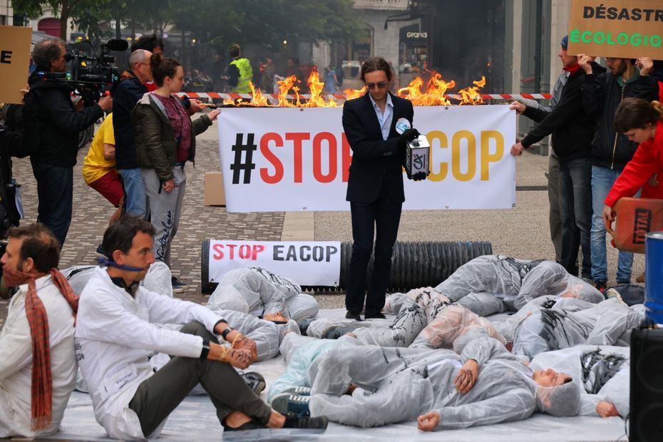 "C’est la bombe climatique de notre génération" : des militants écologistes dénoncent les projets "irresponsables" de Total et du Crédit Agricole