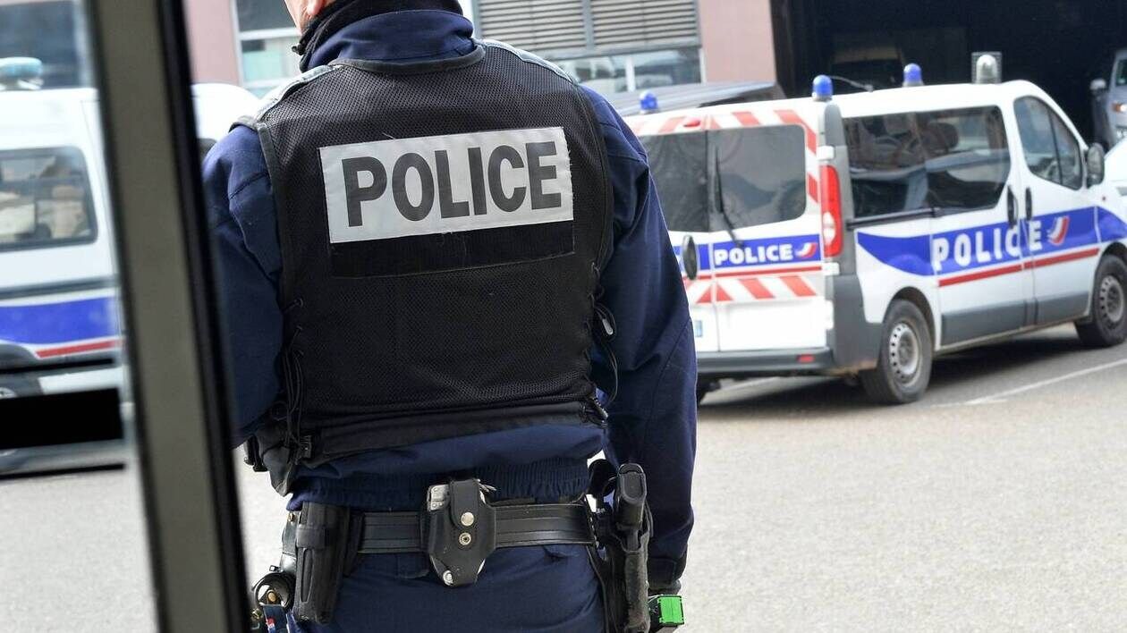 Femme insultée par un policier : le parquet de Paris demande finalement un procès