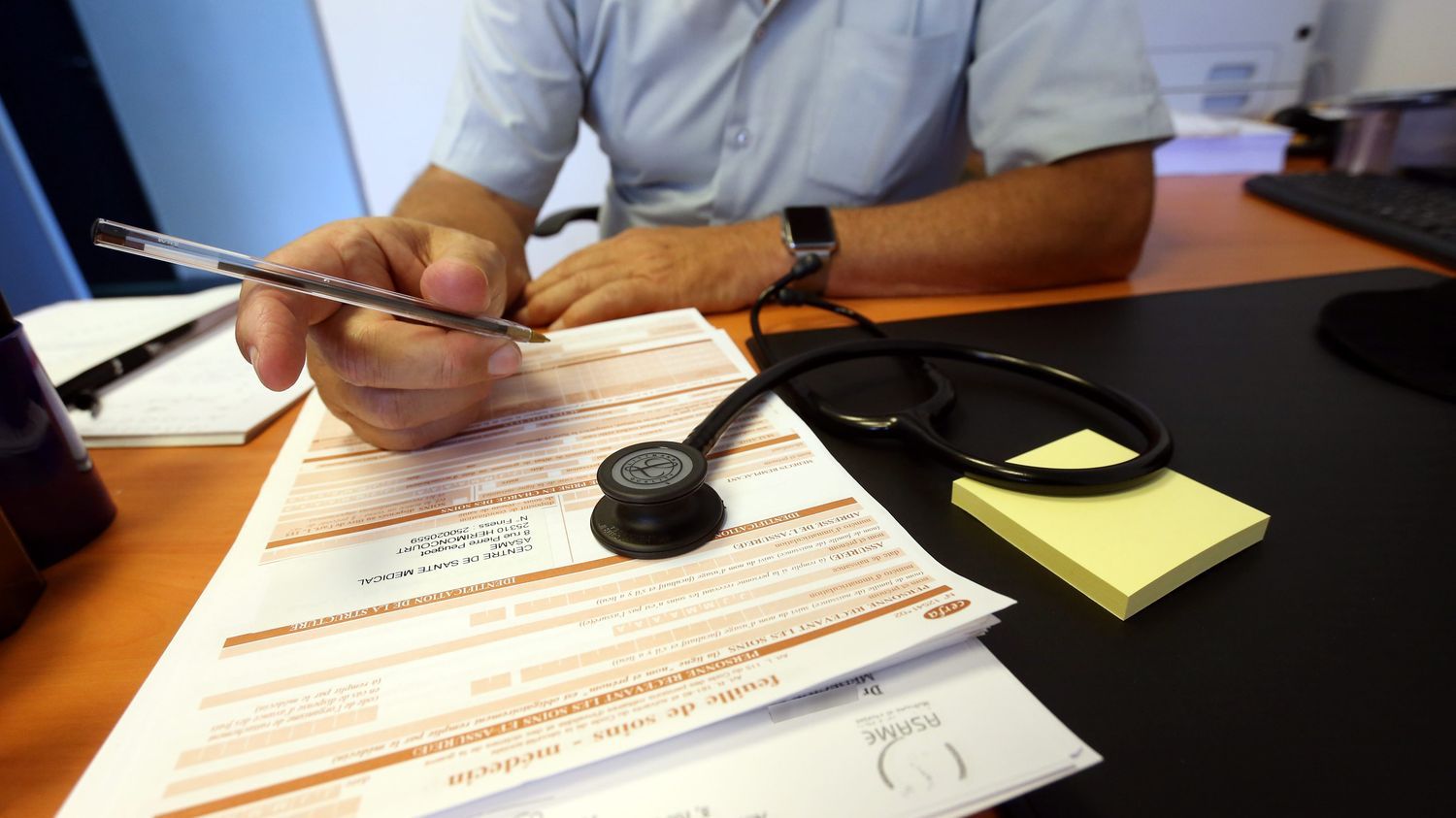 Chasse aux arrêts maladies de complaisance : la Cnam place des milliers de médecins sous surveillance