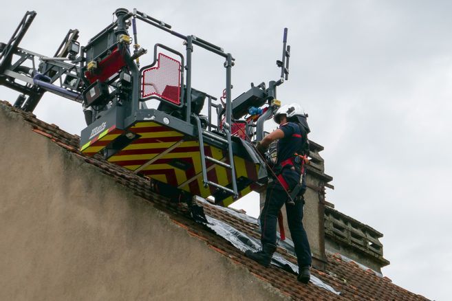 Cultures détruites, maison endommagée et clocher à terre : les images des dégâts dans l'Allier après les orages