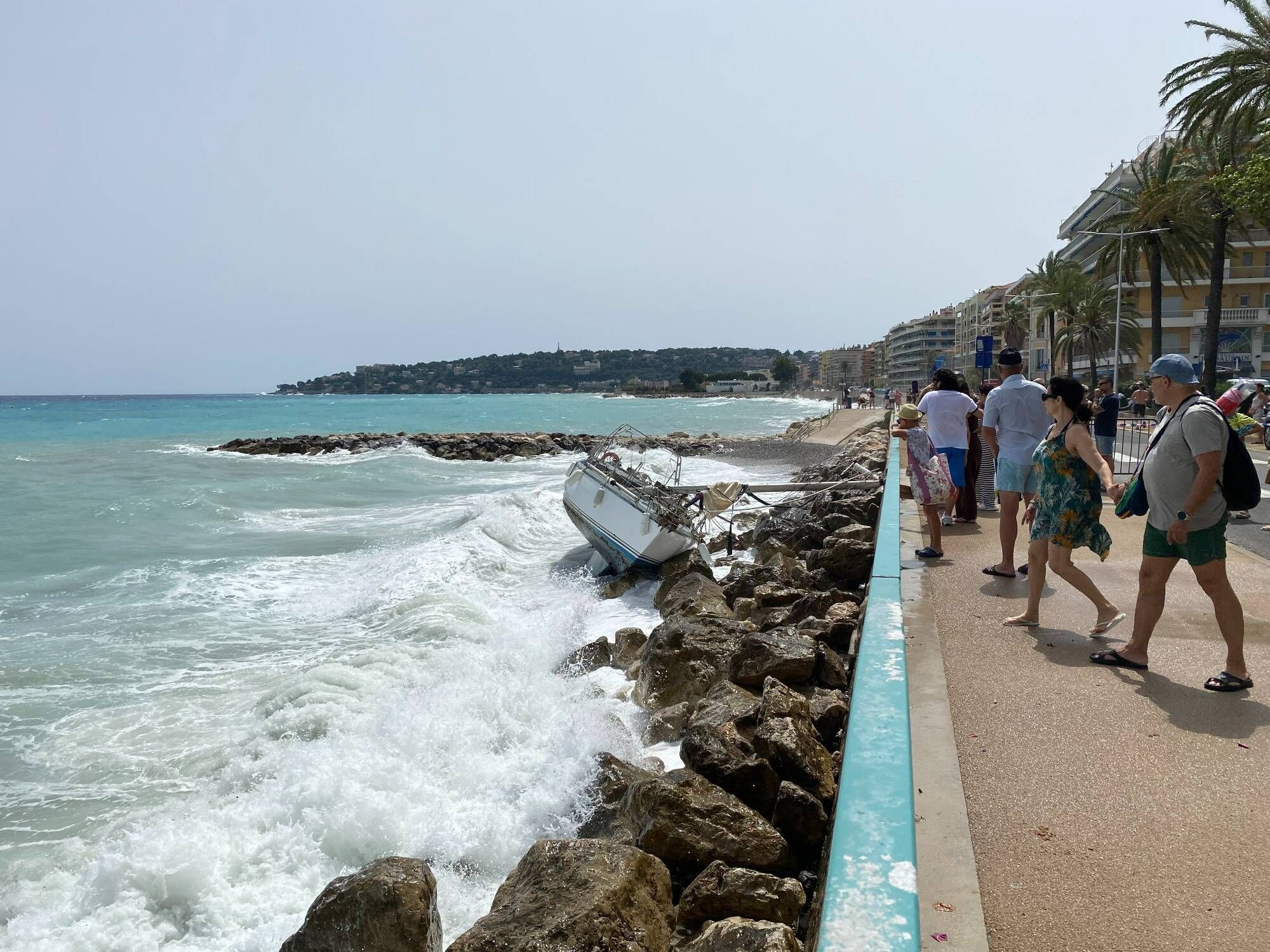 Mer déchaînée à Menton, un voilier s'écrase contre les rochers