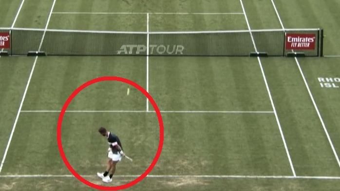 Tennis : Corentin Moutet tente un service improbable derrière le dos