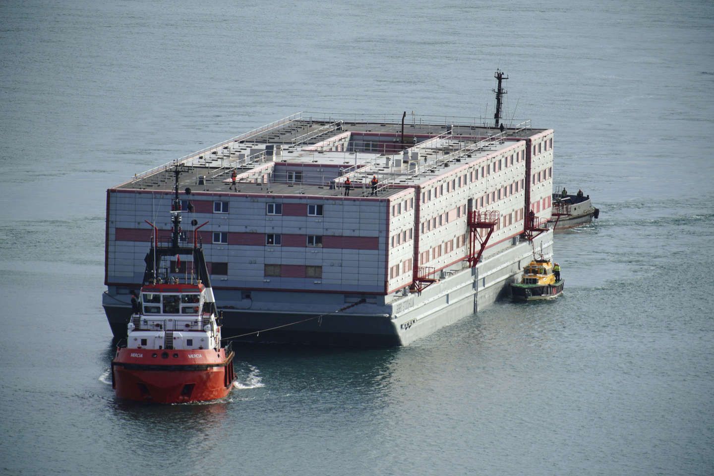 Le Royaume-Uni installe le " Bibby Stockholm ", une barge pour demandeurs d’asile, dans le port de Portland