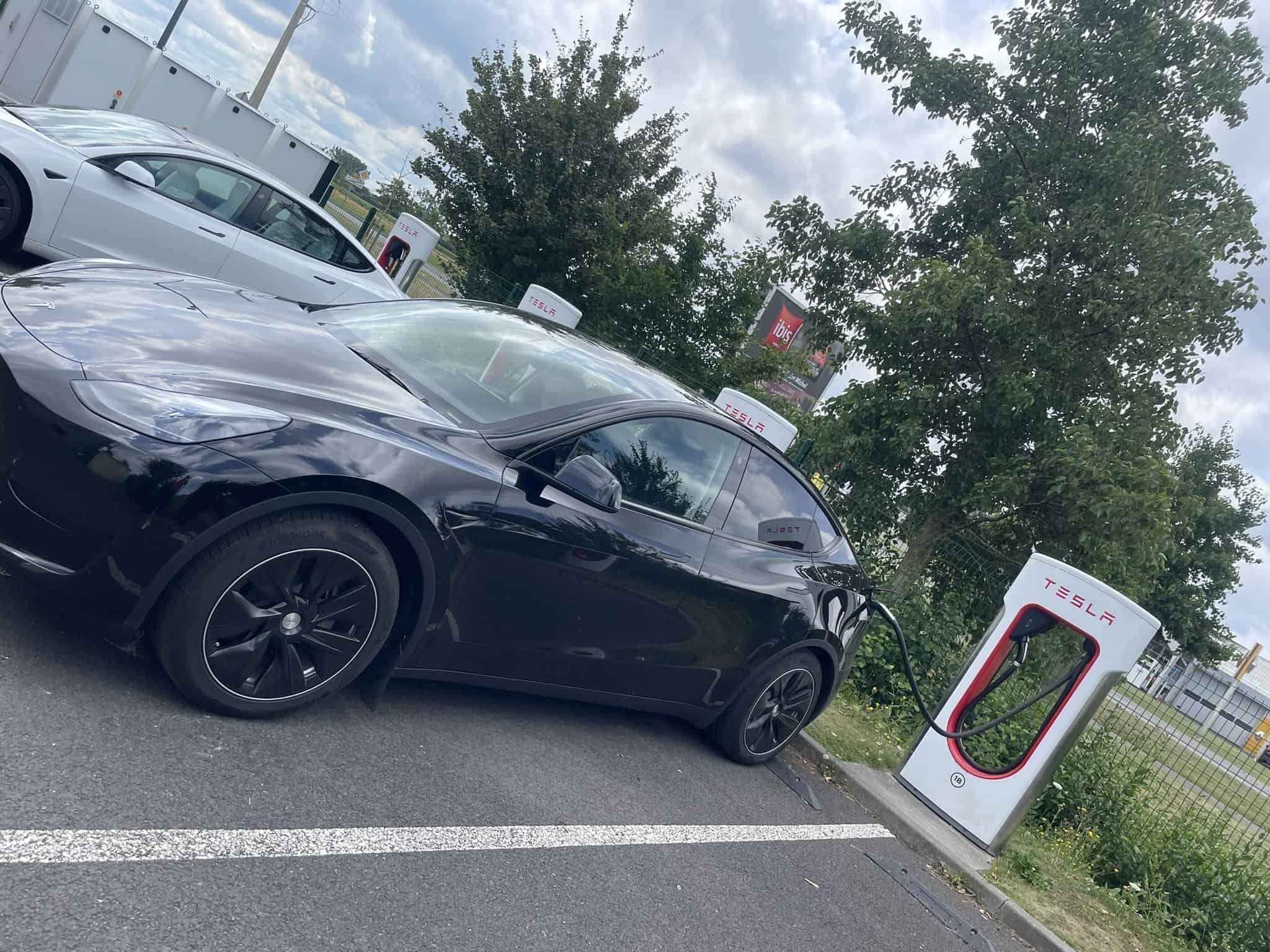 " J’ai payé 33 € pour recharger ma Tesla Model 3 au Supercharger de Saint-Malo ", un utilisateur témoigne