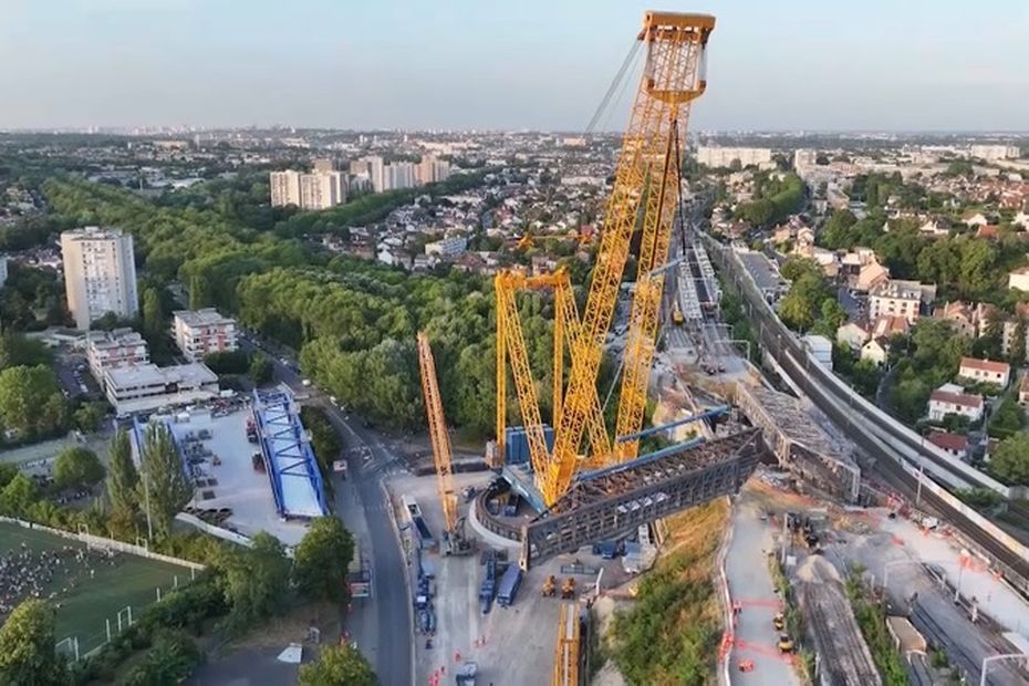 VIDEO. L'une des plus grandes grues du monde installée en Île-de-France