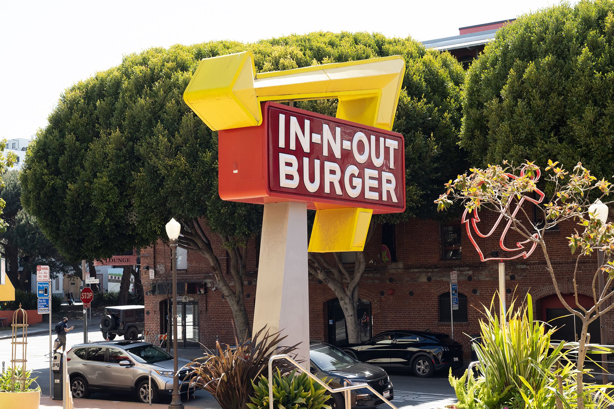 In-N-Out confirms anti-mask policy, stresses importance of smiling