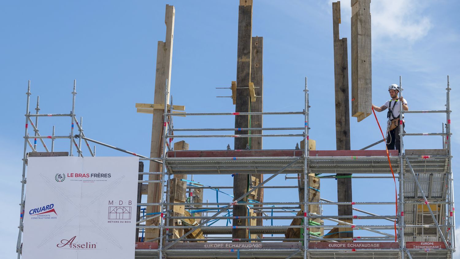 "À la fin de l'année, nous verrons la flèche dans le ciel de Paris" : sur un chantier en Lorraine, la future flèche de Notre-Dame de Paris s'élève peu à peu