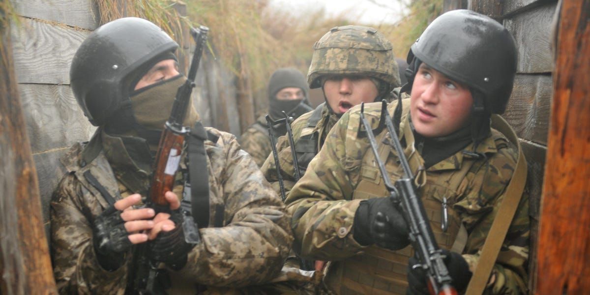 Video of Trench Fight Shows Ukrainian Troops in Close-Quarters Combat