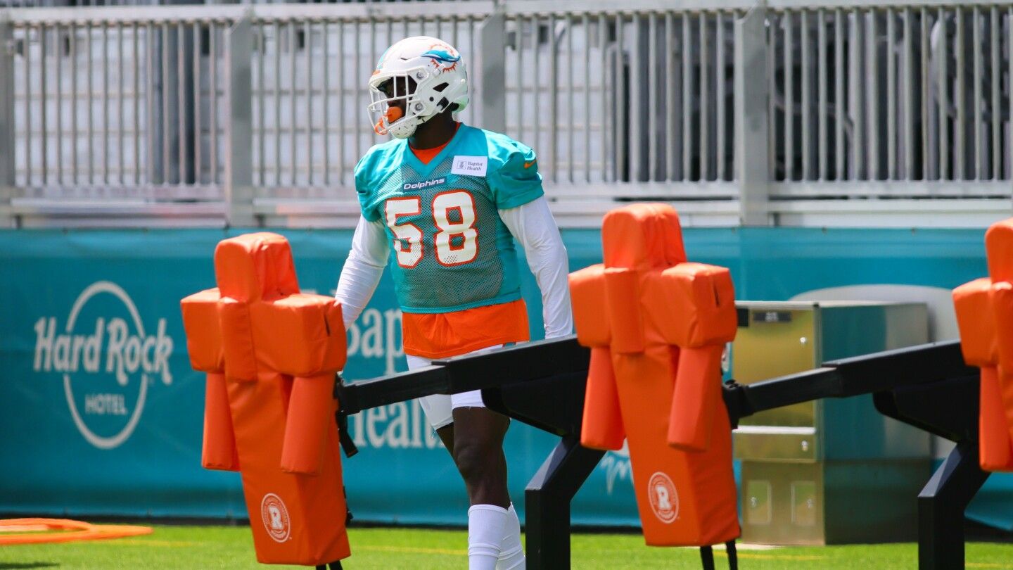 Shaquil Barrett informs Dolphins he is retiring