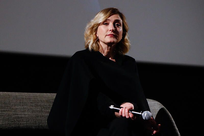 "Je prends cher avec la ménopause" : Julie Gayet ne cache rien des désagréments liés à son âge