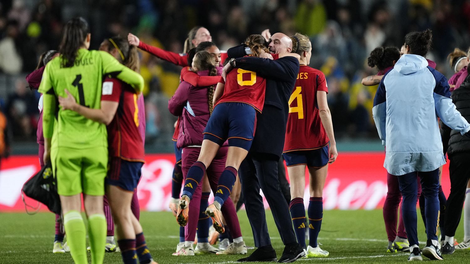 Coupe du monde de football : le baiser forcé du président de la Fédération espagnole à Jenni Hermoso fait polémique, l'intéressée minimise