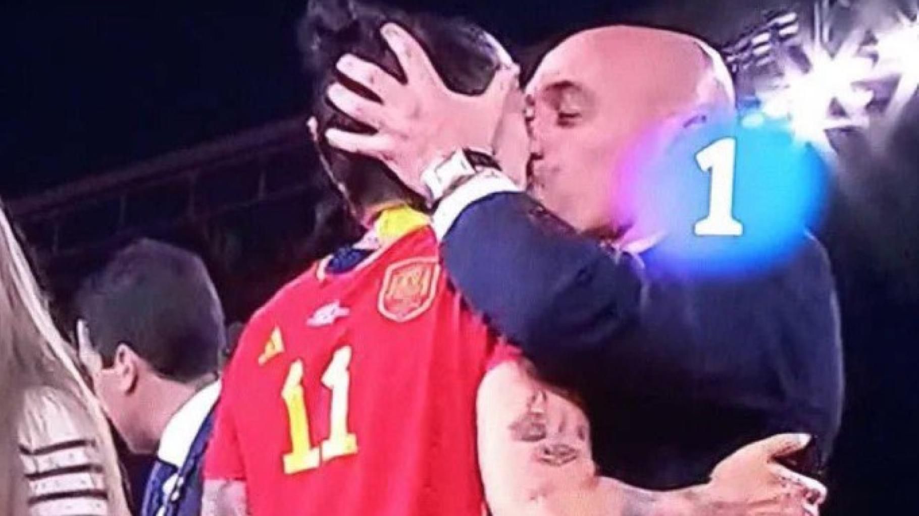 Espagne : la joueuse Jenni Hermoso embrassée par Luis Rubiales, le président de la Fédé, après le sacre de la Roja