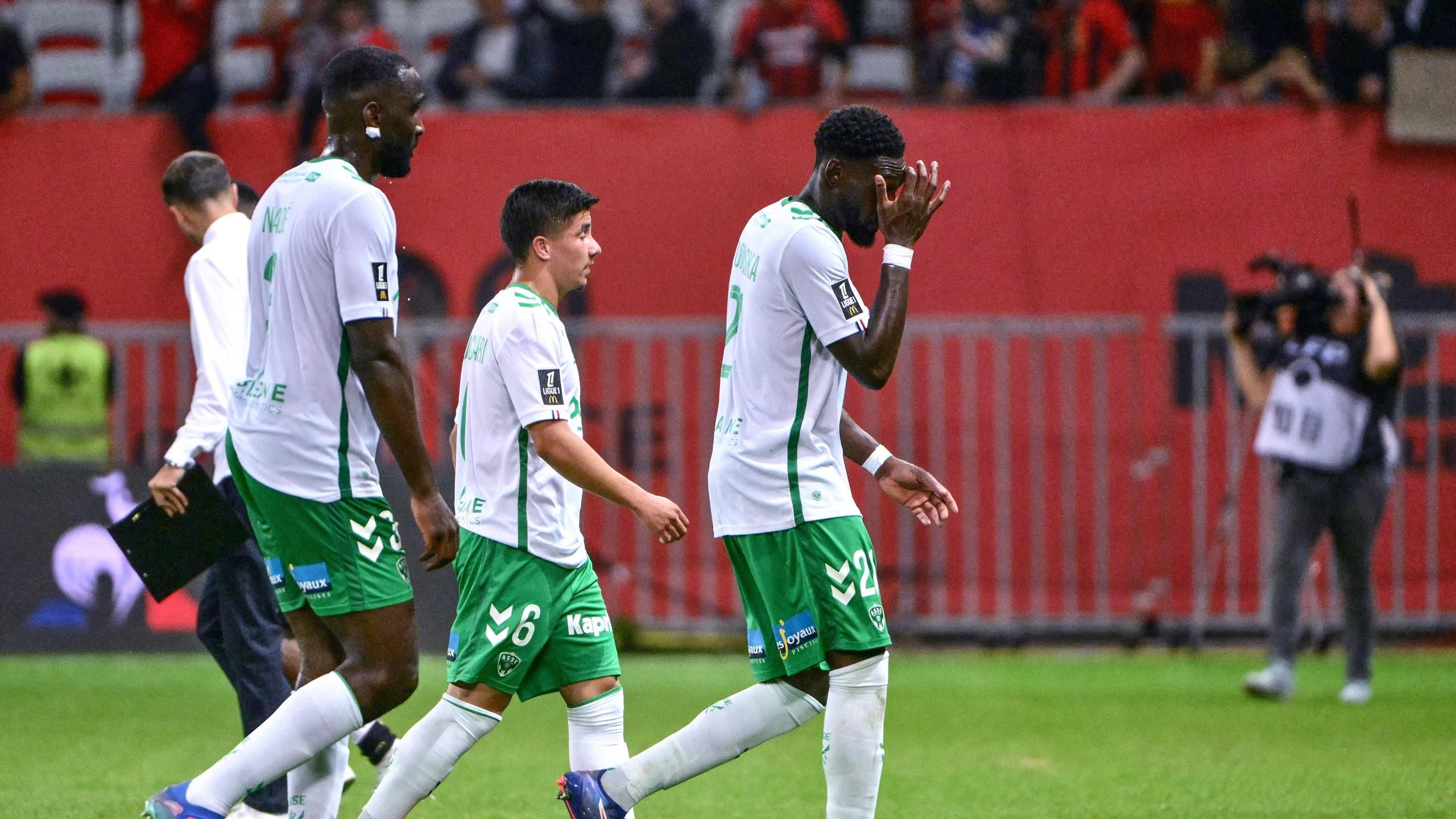 Six buts encaissés et la pire mi-temps du siècle pour l'AS Saint-Etienne : "On doit avoir honte"