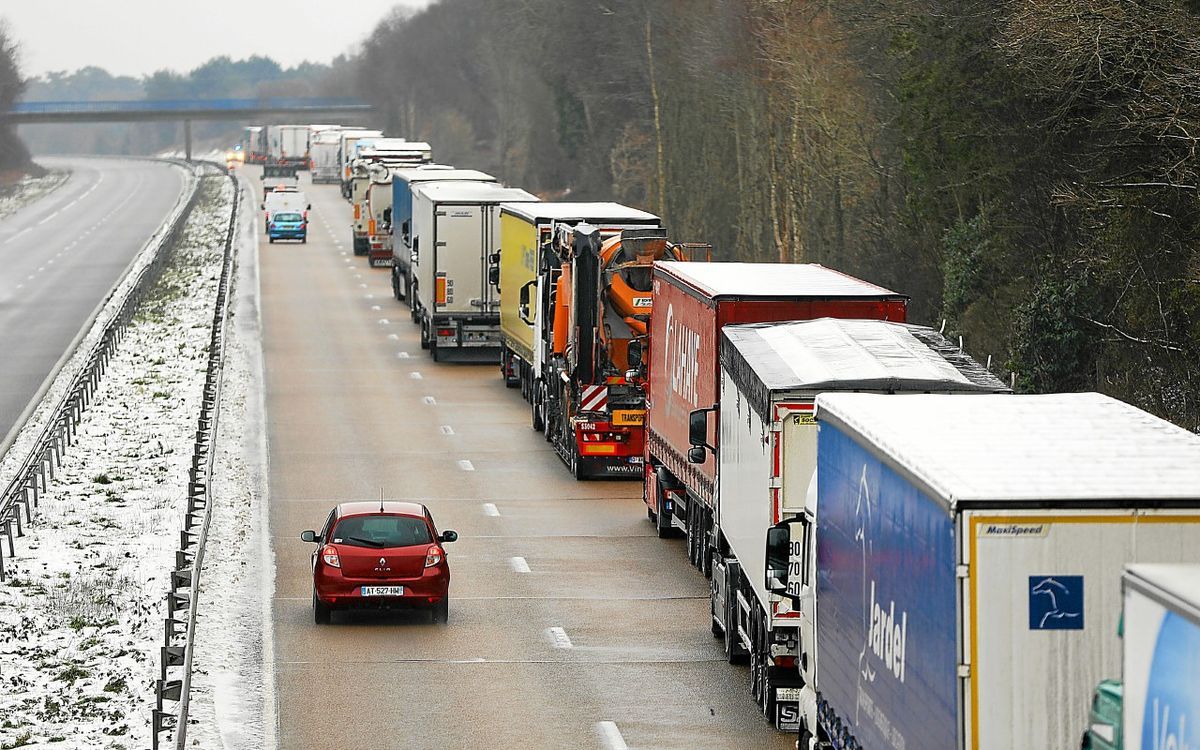 Neige en Bretagne : voici les restrictions de circulation pour les poids lourds et les voitures ce jeudi