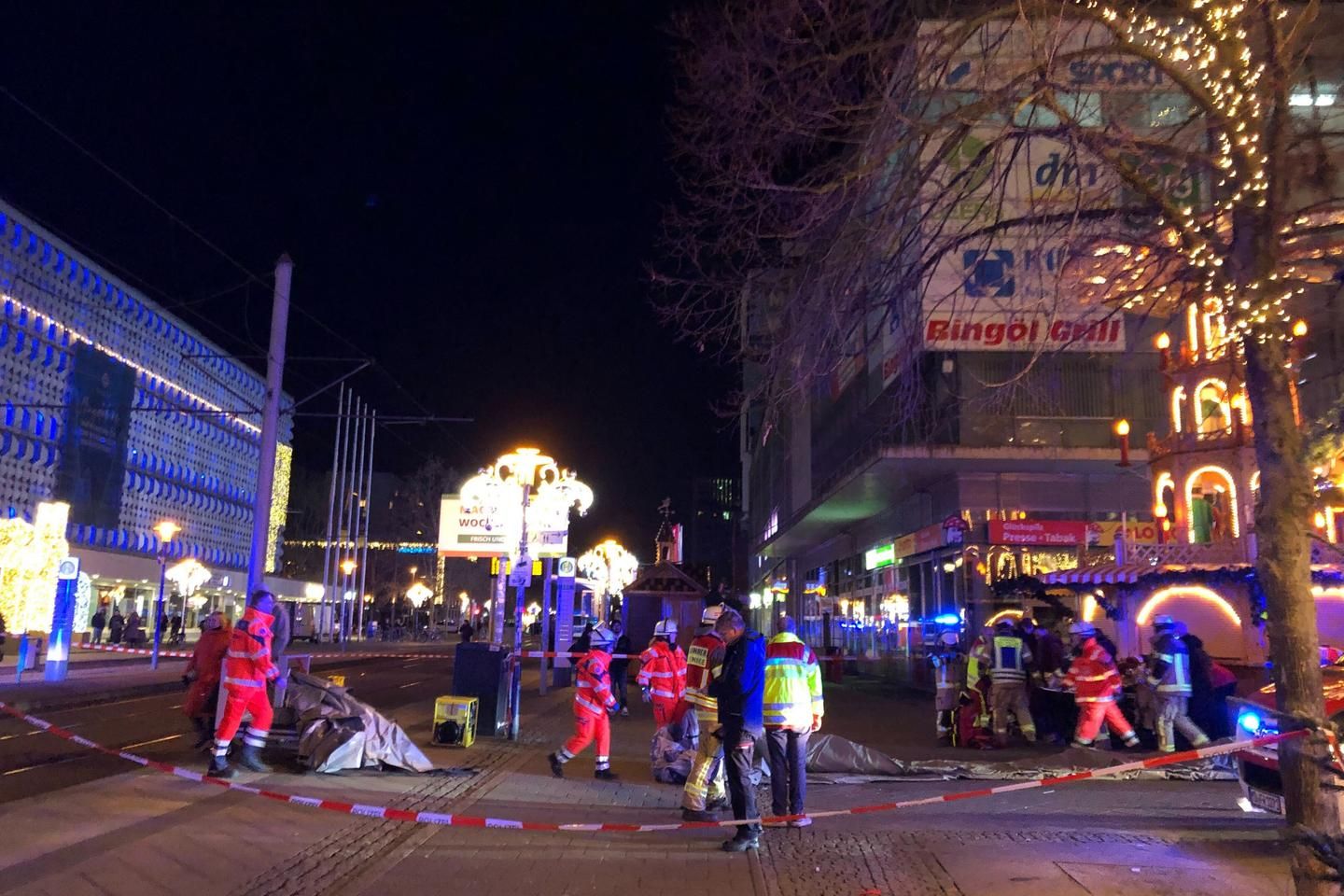 En Allemagne, à Magdebourg, au moins soixante blessés après qu’une voiture a percuté un marché de Noël ; les autorités régionales disent suspecter un " attentat "