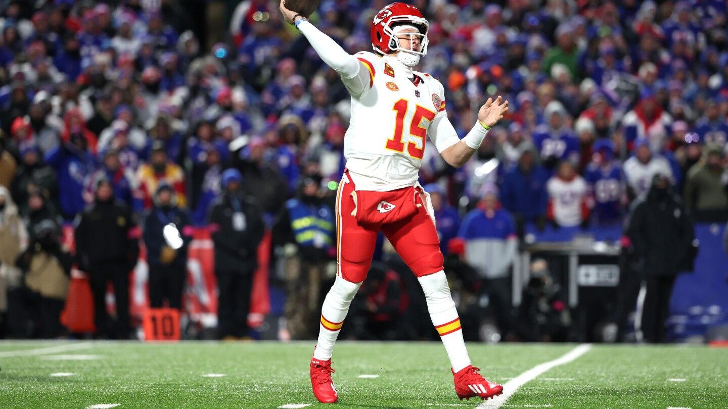 Patrick Mahomes, Travis Kelce hook up for record-tying 15th playoff touchdown