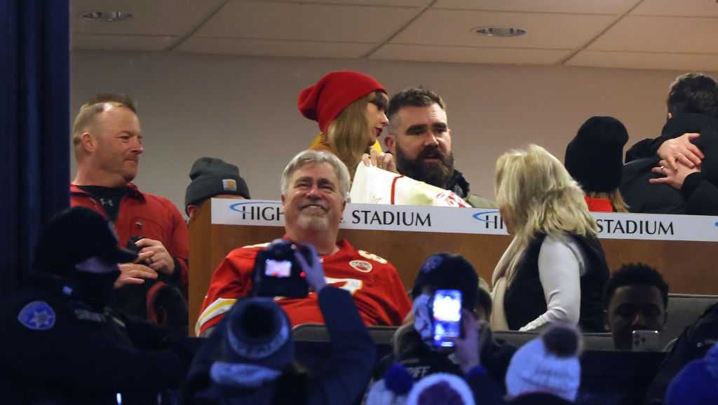 Jason Kelce attends Chiefs-Bills playoff game, tailgates