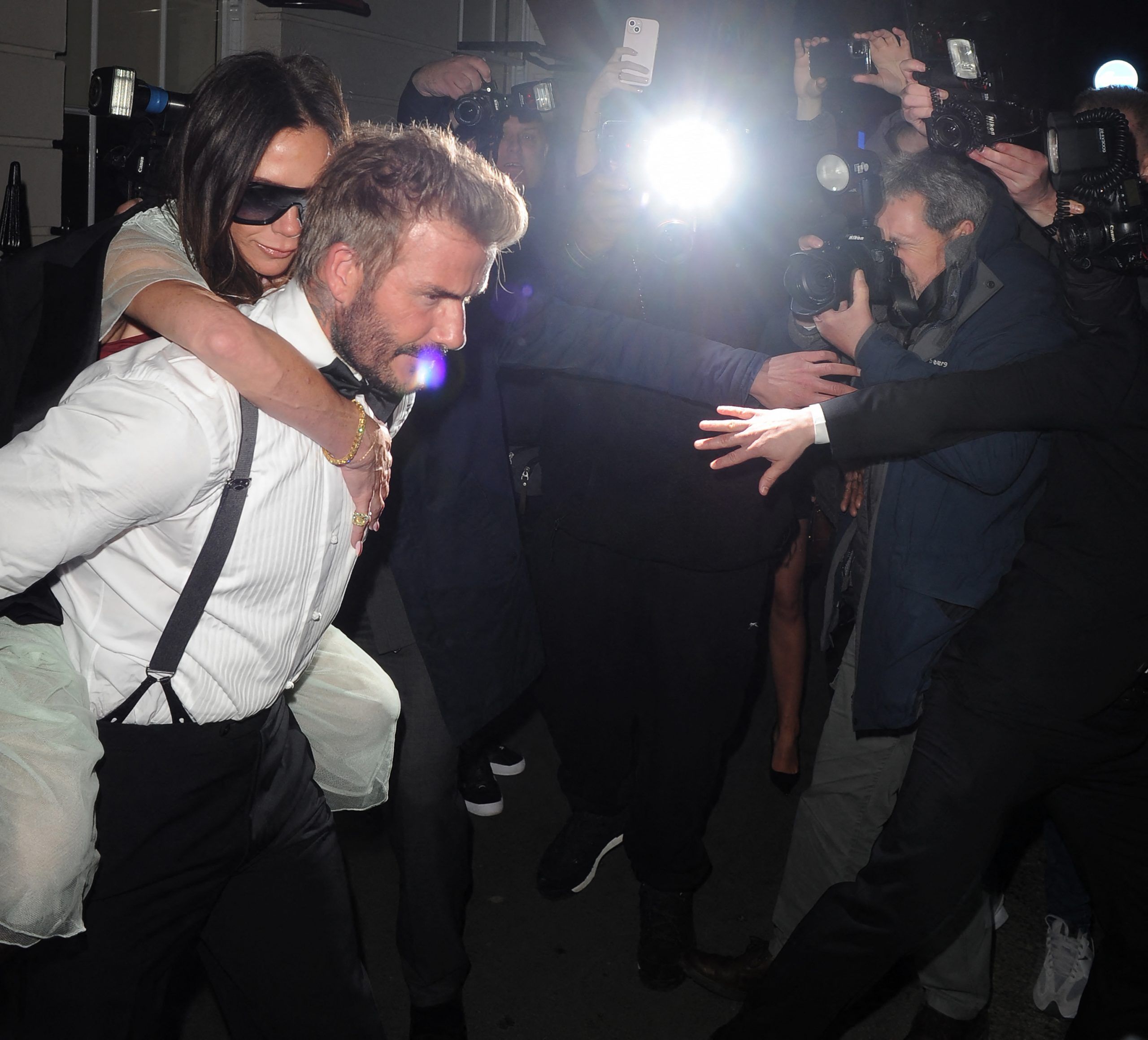 Victoria Beckham blessée : son départ sur le dos de son mari lors de ses 50 ans est déjà iconique