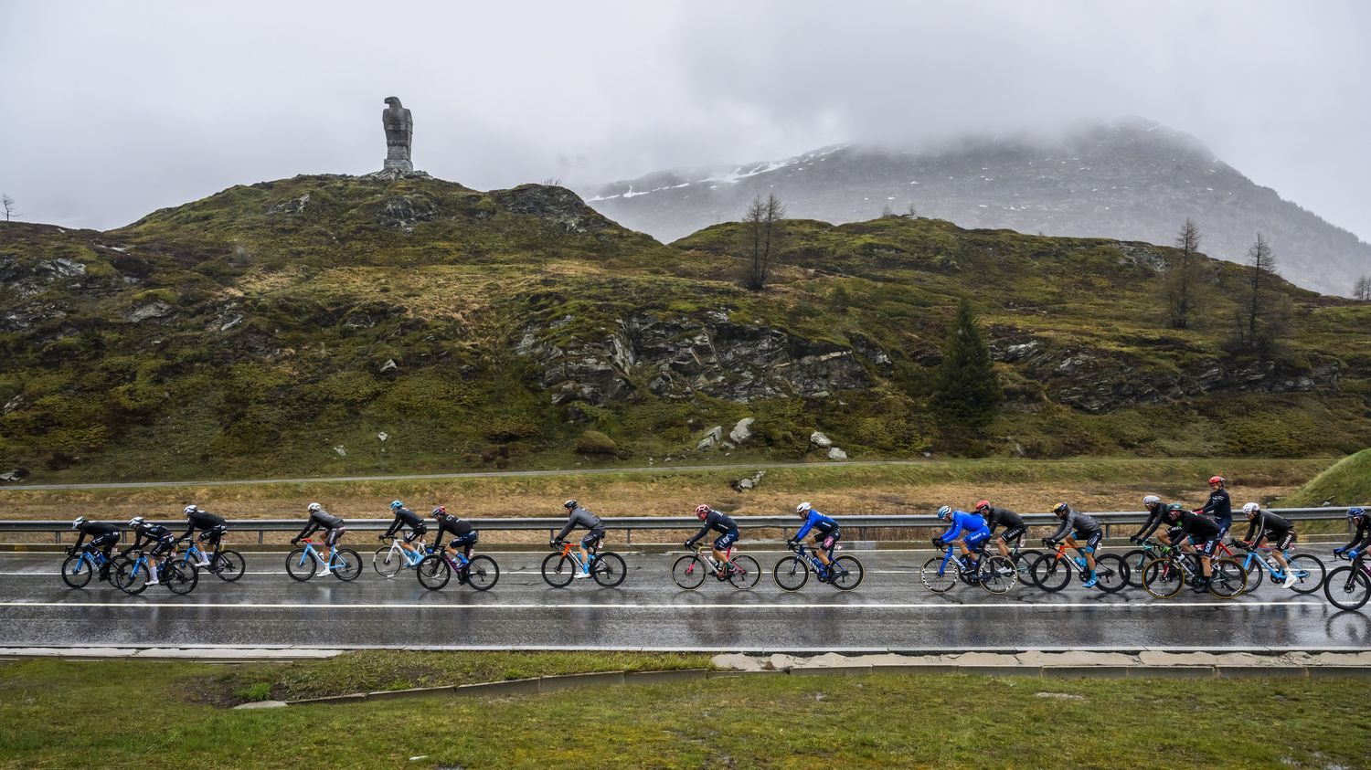 17 coureurs en tête, la Groupama-FDJ de Bruno Armirail dirige le peloton... Suivez la 15e étape