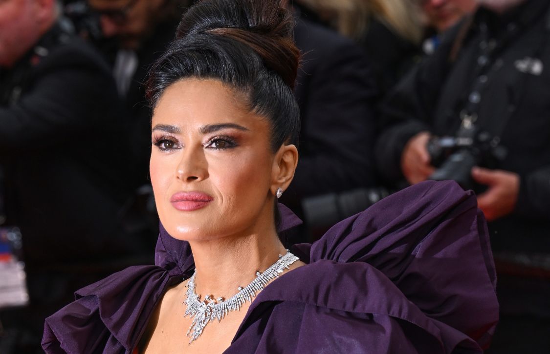 Salma Hayek éblouit la Croisette dans une robe sirène au décolleté plongeant signée Alexander McQueen