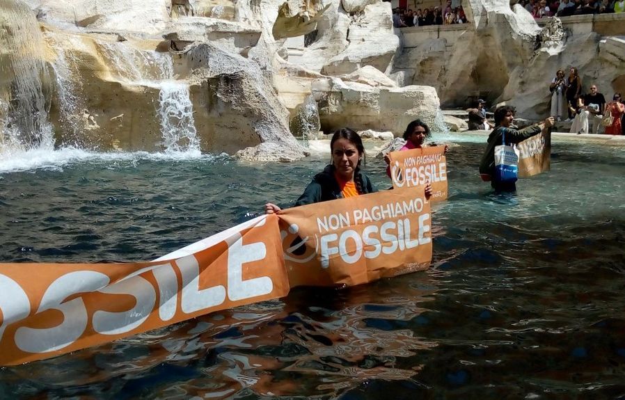 Des militants écologistes noircissent l'eau de la fontaine de Trevi