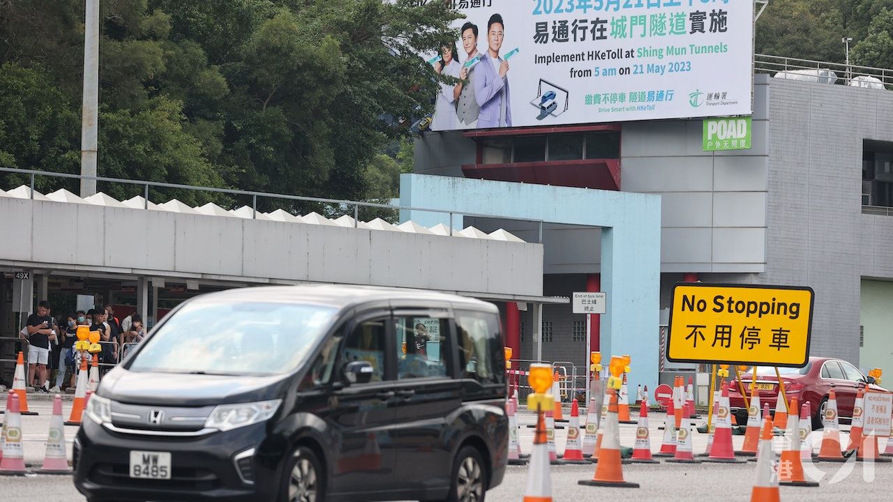 易通行｜城隧今實施 司機憂未繳費停車遞$5予職員 遭廣播促駛前