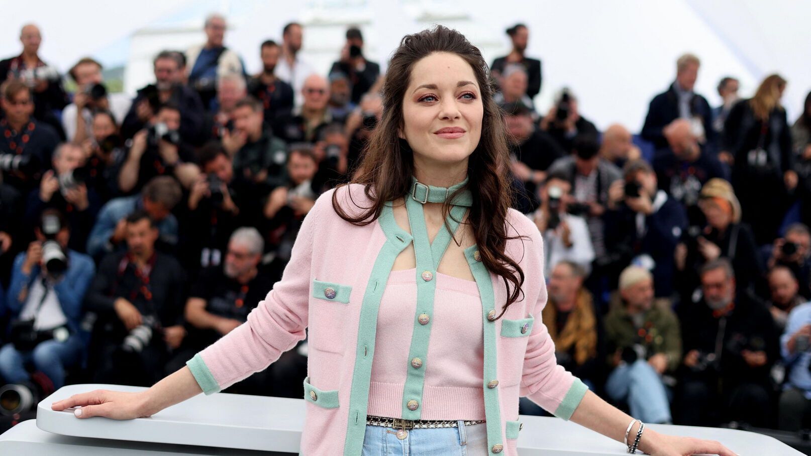 Marion Cotillard à Cannes : elle se fait remarquer avec un look de jour Chanel sexy et atypique aux couleurs pastel