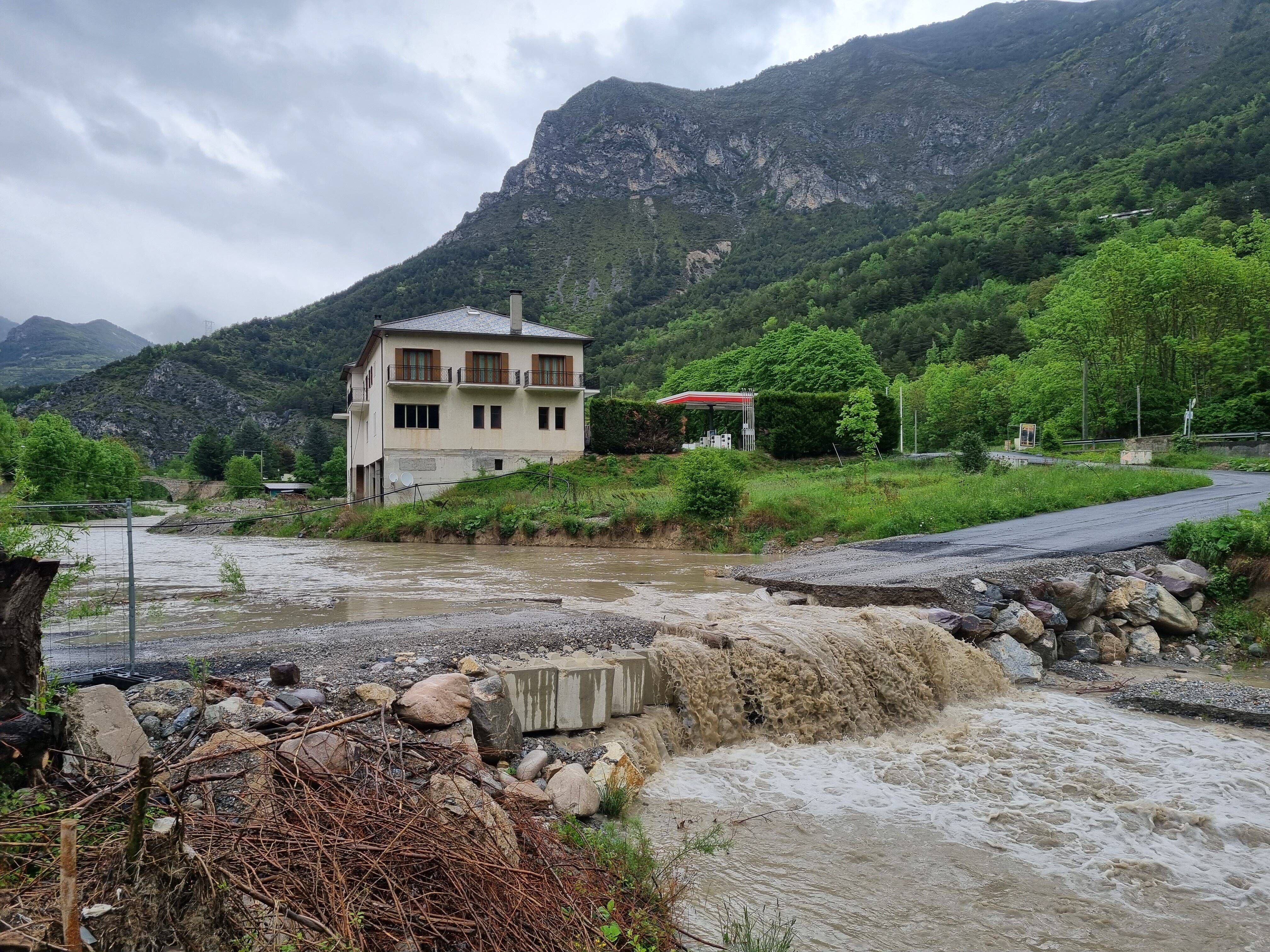 Intempéries: des crues endommagent des passages provisoires construits après la tempête Alex dans la Roya