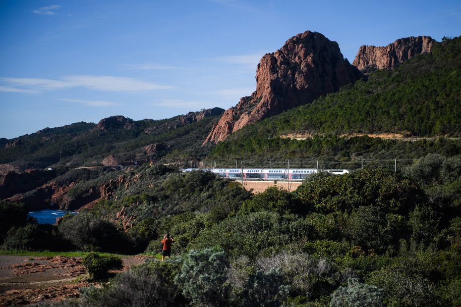 Une voyageuse de 24 ans tombe d'un train et meurt sur une voie de chemin de fer près de Fréjus