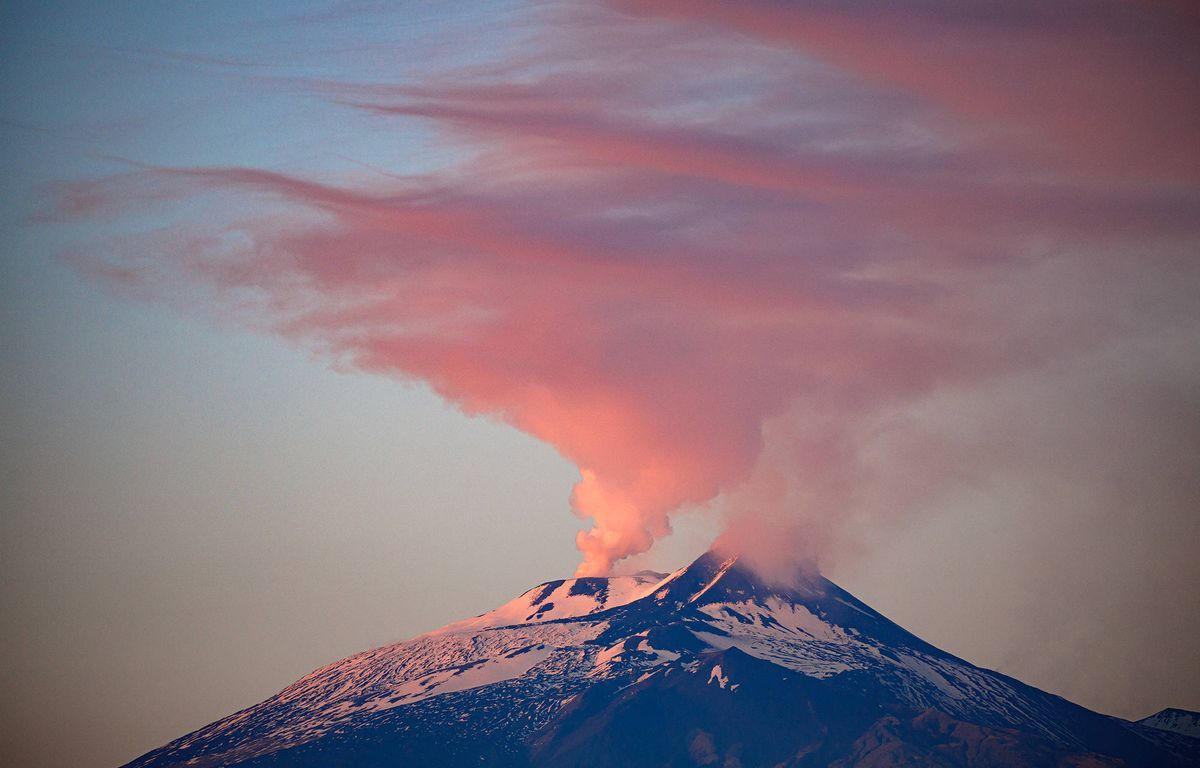 L'Etna crache des cendres, fermeture de l'aéroport de Catane