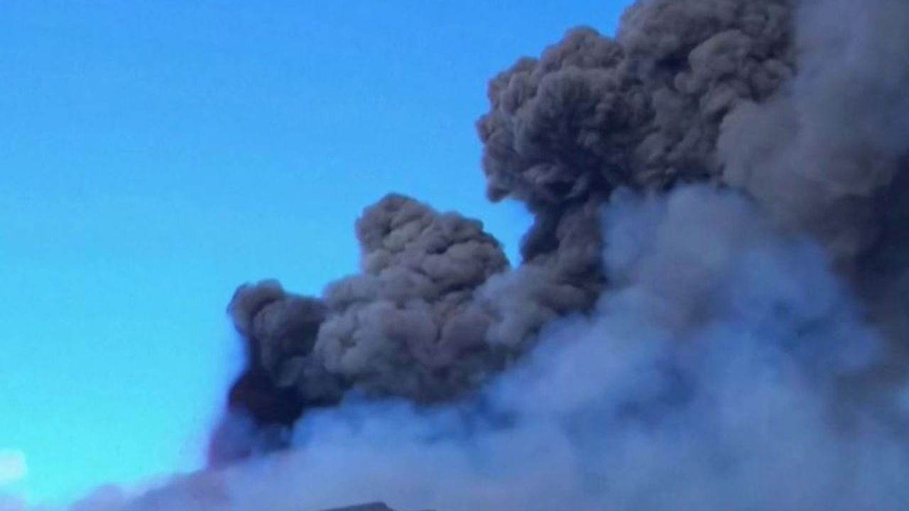 VIDÉO - Sicile : le volcan Etna crache des cendres, fermeture de l'aéroport de Catane