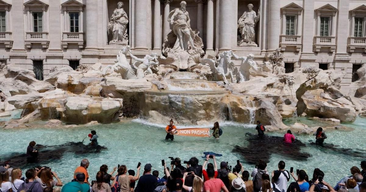 Italie : des militants écologistes noircissent l'eau de la fontaine de Trevi à Rome