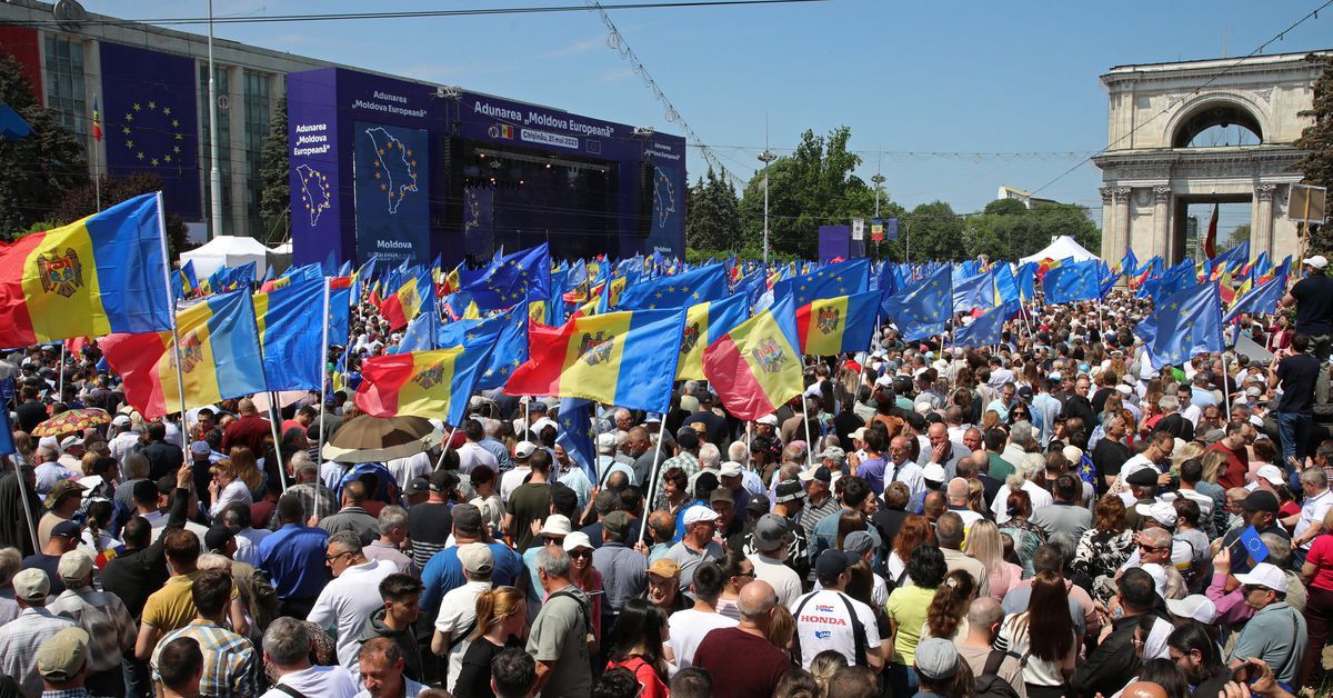 Pro-government rally in Moldovan capital draws tens of thousands