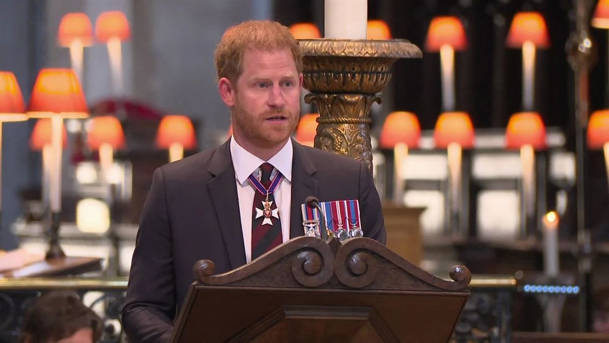 Harry au garde à vous : cette posture "risible" et très étrange vu ses griefs contre la famille royale