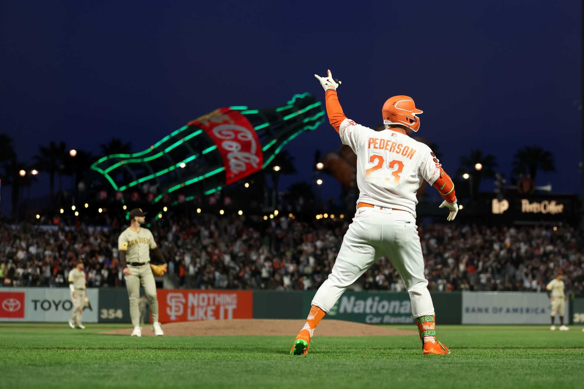 Pederson HR, walk-off BB push Giants to 9th straight W