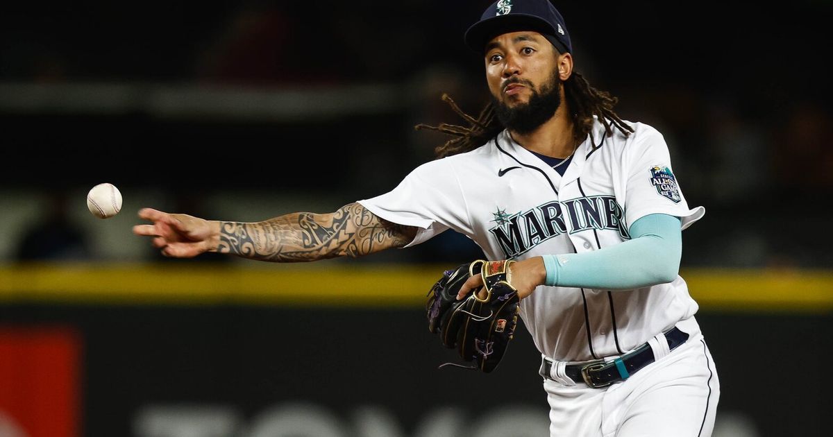 Mariners shortstop J.P. Crawford forced from game after ‘weird little collision’