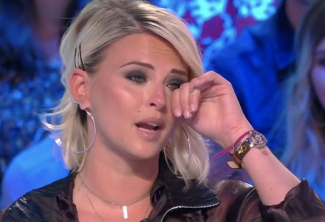 Kelly Vedovelli filmée en train de pleurer, elle quitte le plateau de TPMP. Les téléspectateurs s'inquiètent.