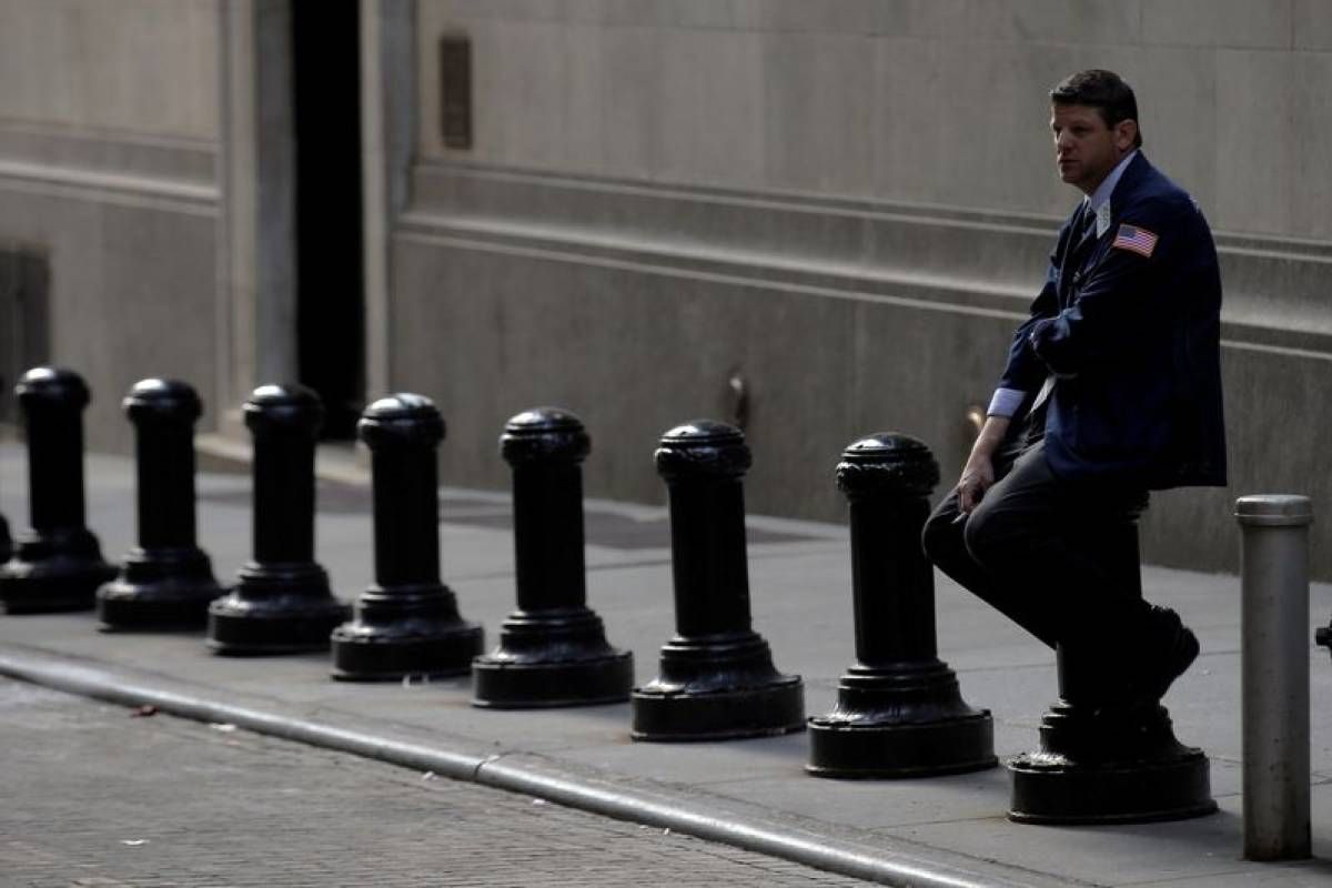 Wall St clôture en baisse avant l'audition de Powell