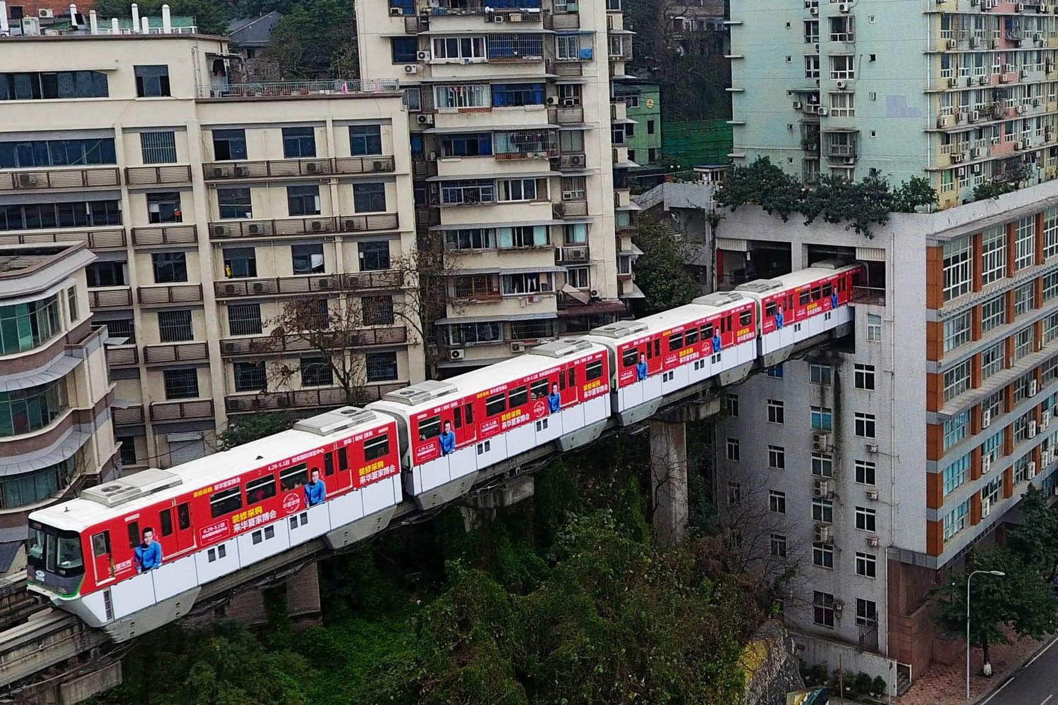 Un train qui traverse un immeuble de 19 étages : où se trouve cet endroit incroyable ?