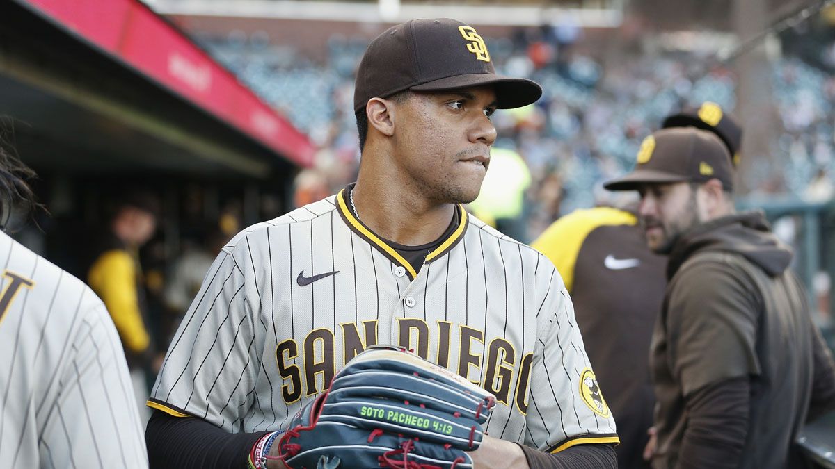 Why Soto oddly was late to Padres' outfield in ninth vs. Giants