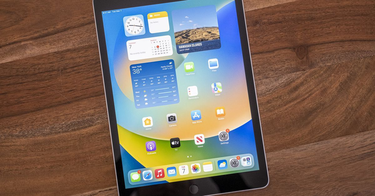 Apple’s last-gen iPad is on sale for $200 less than the newest model