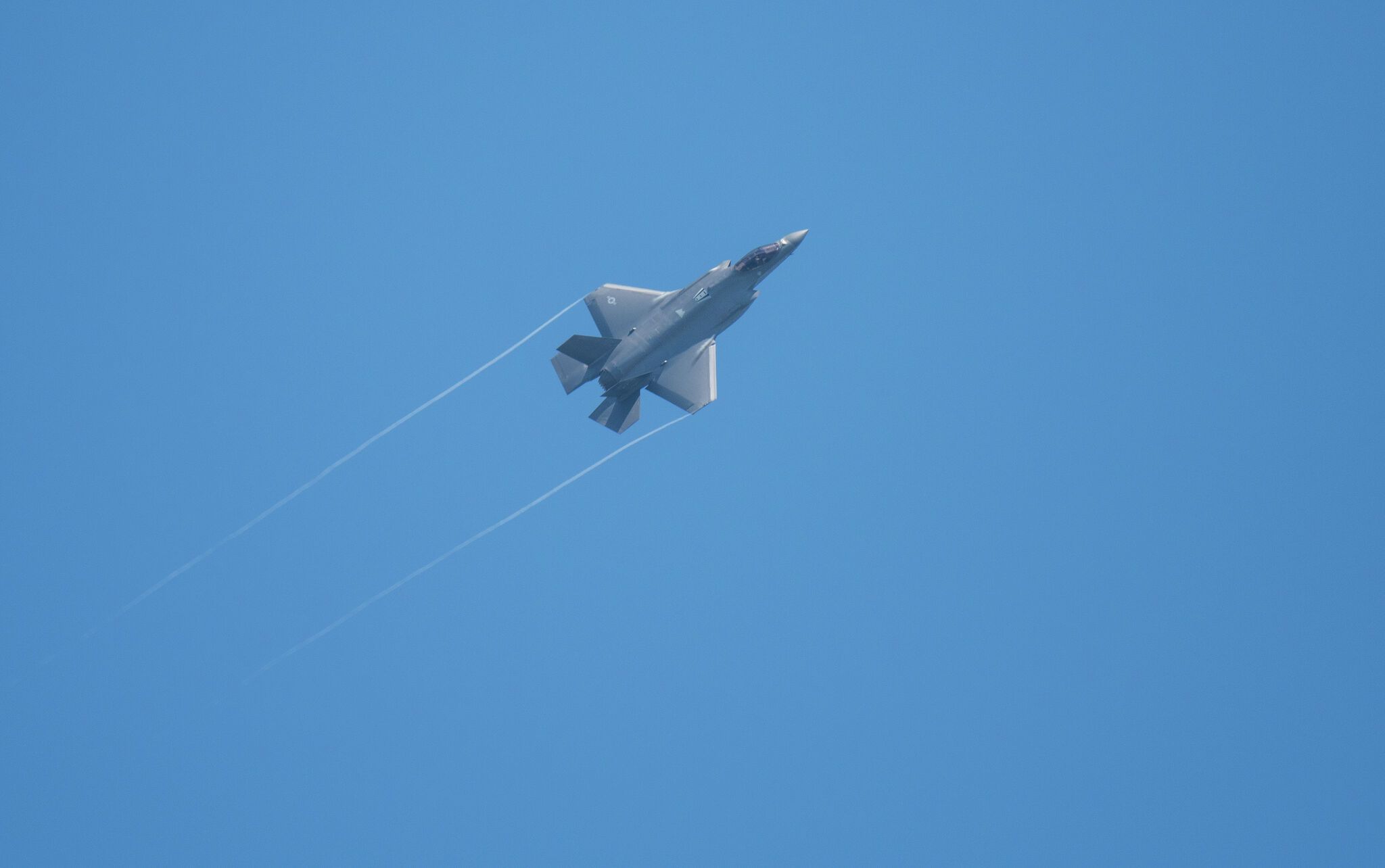 Video shows fighter jet intercepting plane over Bay Area