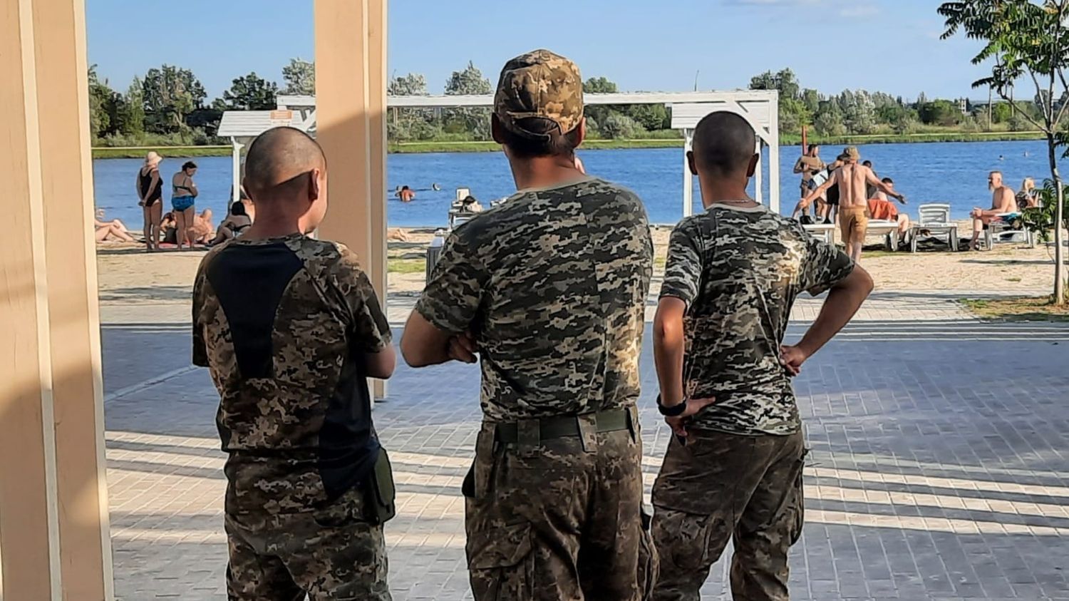 à Sloviansk, des soldats ukrainiens en pause pour quelques heures sur la plage