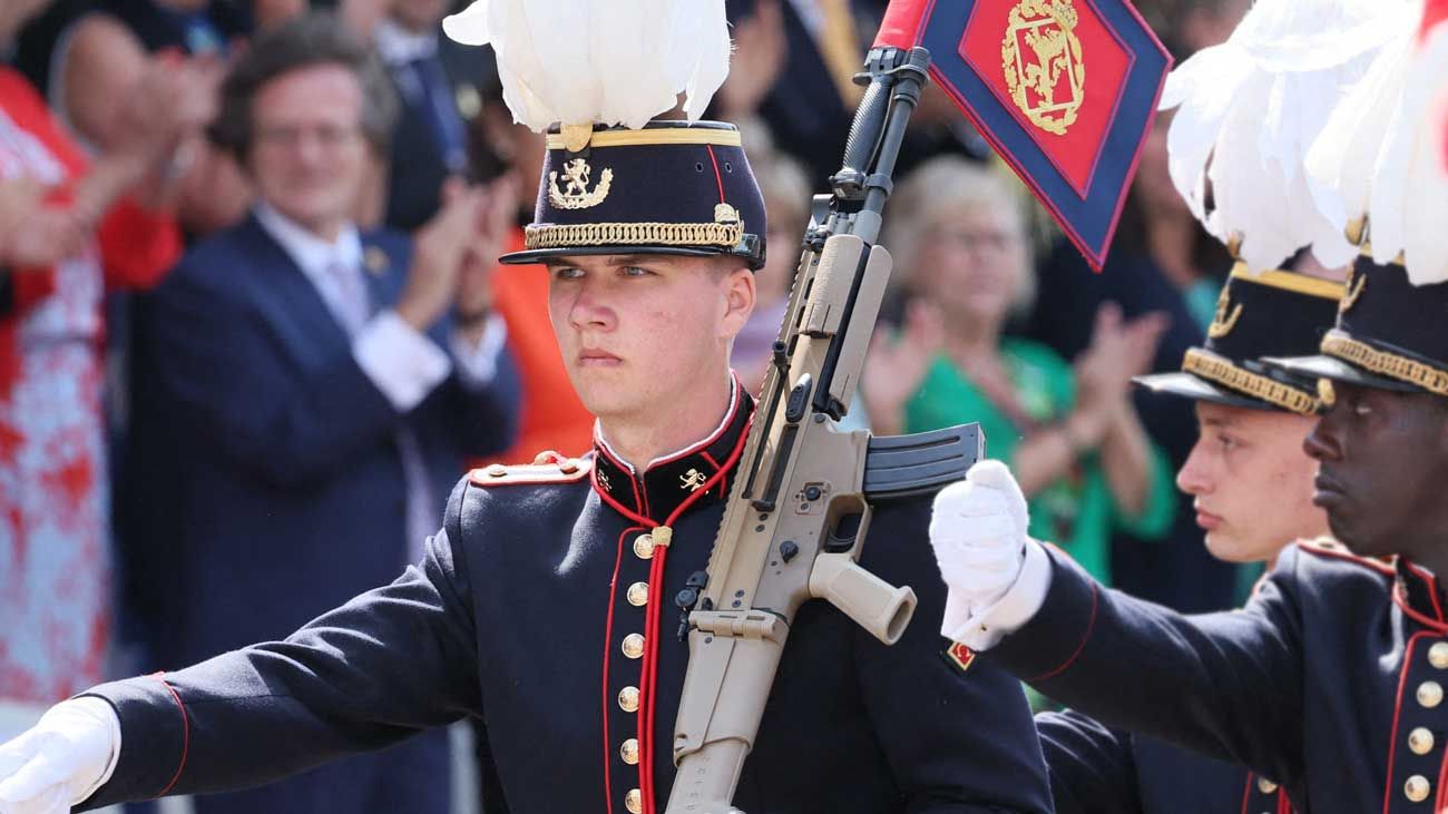 La princesse Élisabeth défile avec un sabre et le prince Gabriel défile pour la première fois à la fête nationale devant la reine Mathilde émue