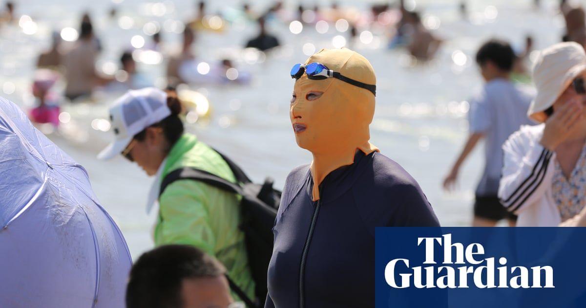 ‘Facekinis’ become popular in China as temperatures soar