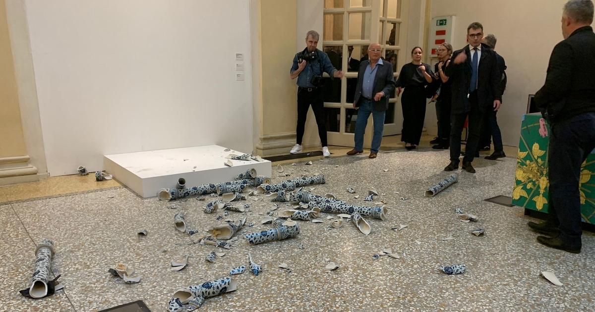 Un homme détruit une œuvre d'Ai Weiwei lors d’un vernissage en Italie