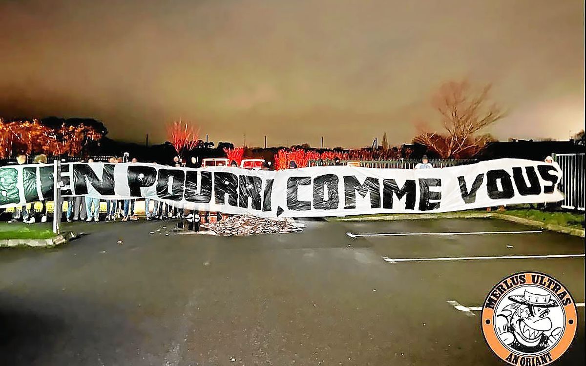 " Bien pourri, comme vous " : les Merlus Ultras déversent 400 kg de poissons devant le centre d’entraînement du FC Lorient